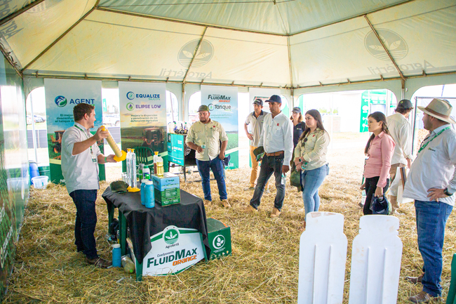 Visitantes en el stand de Agrofértil en la Expo Pioneros