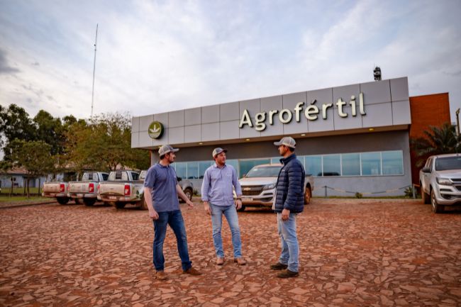 Colaboradores de Agrofértil frente a una sucursal