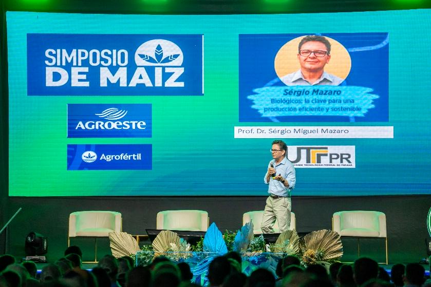 Prof. Dr. Sérgio Miguel Mazaro dando una charla sobre biológicos en el Simposio de Maíz.