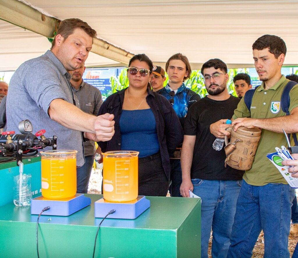 Equipo técnico de Agrofértil presentando soluciones innovadoras en genética de soja y maíz en Agrodinámica 2025