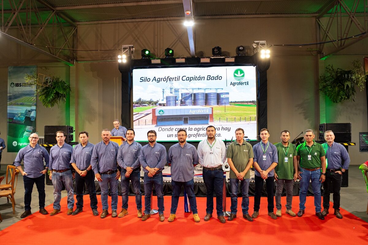 Equipo de Agrofértil y colaboradores durante la ceremonia de inauguración del silo