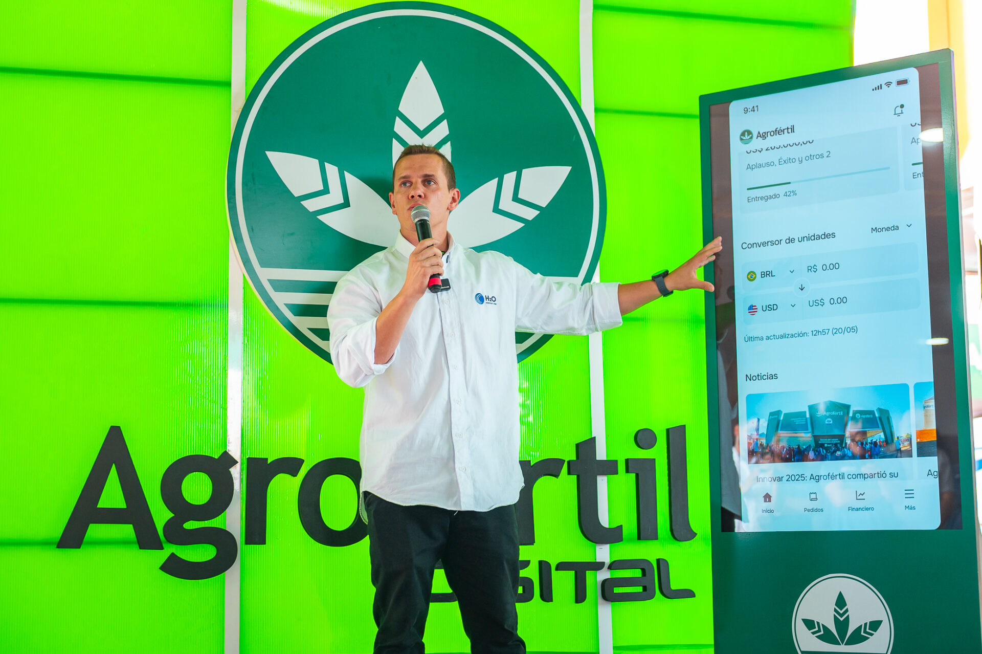 Felipi Sarabia muestra funciones de Agrofértil Digital en pantalla