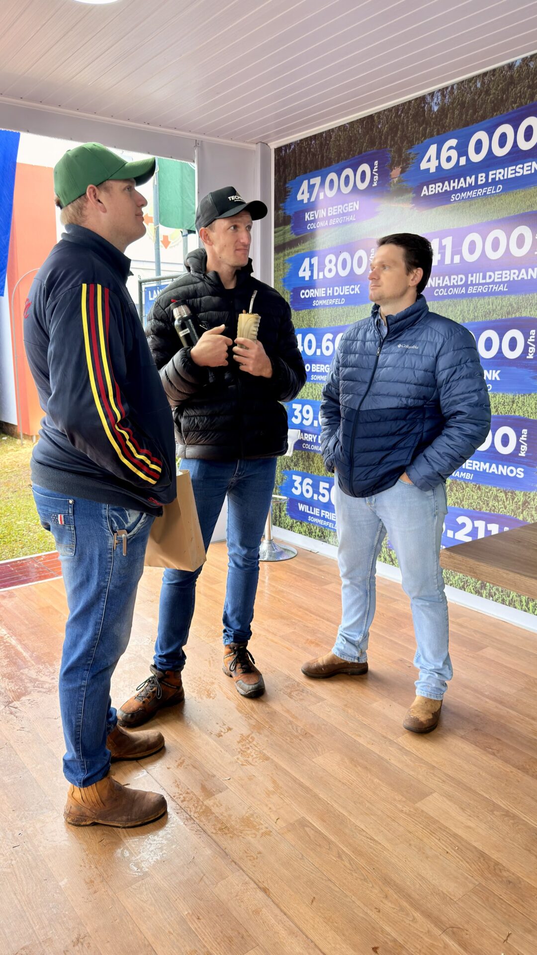 Visitantes conversan con el equipo técnico de Agrofértil en la Expo Cooprolanda 2026