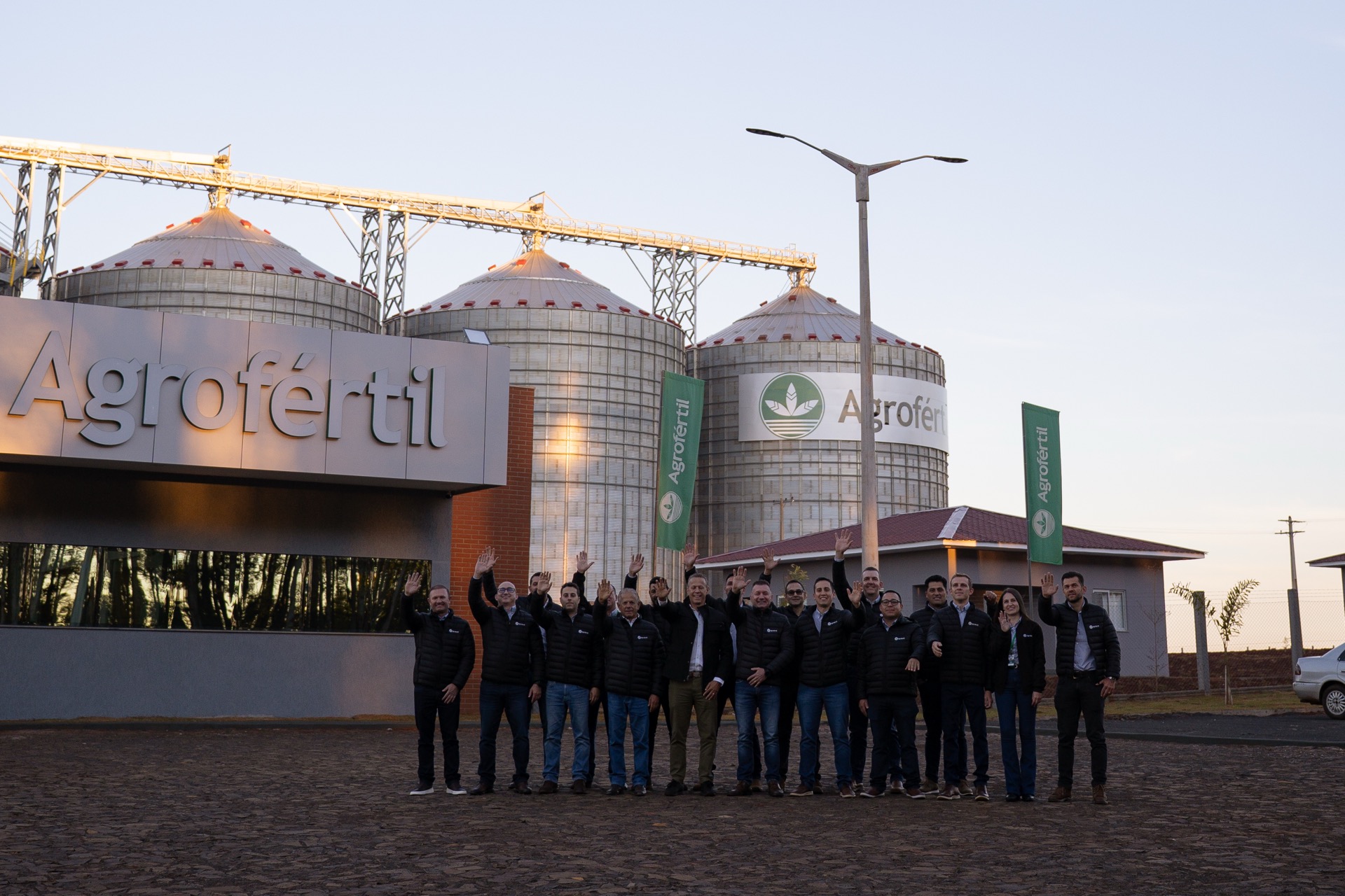 Equipo de Agrofértil frente al silo número 30 en Capitán Meza