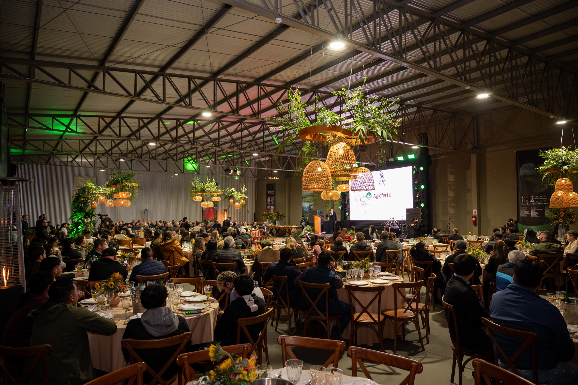 Invitados reunidos en el salón durante la inauguración del nuevo silo Agrofértil