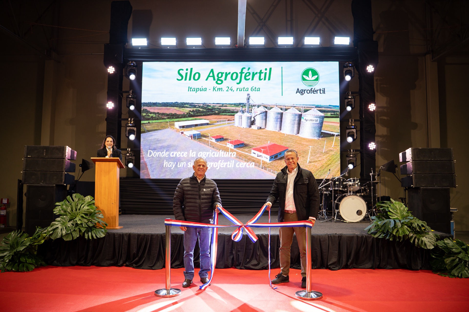 Directivos de Agrofértil antes del corte de cinta del silo número 30