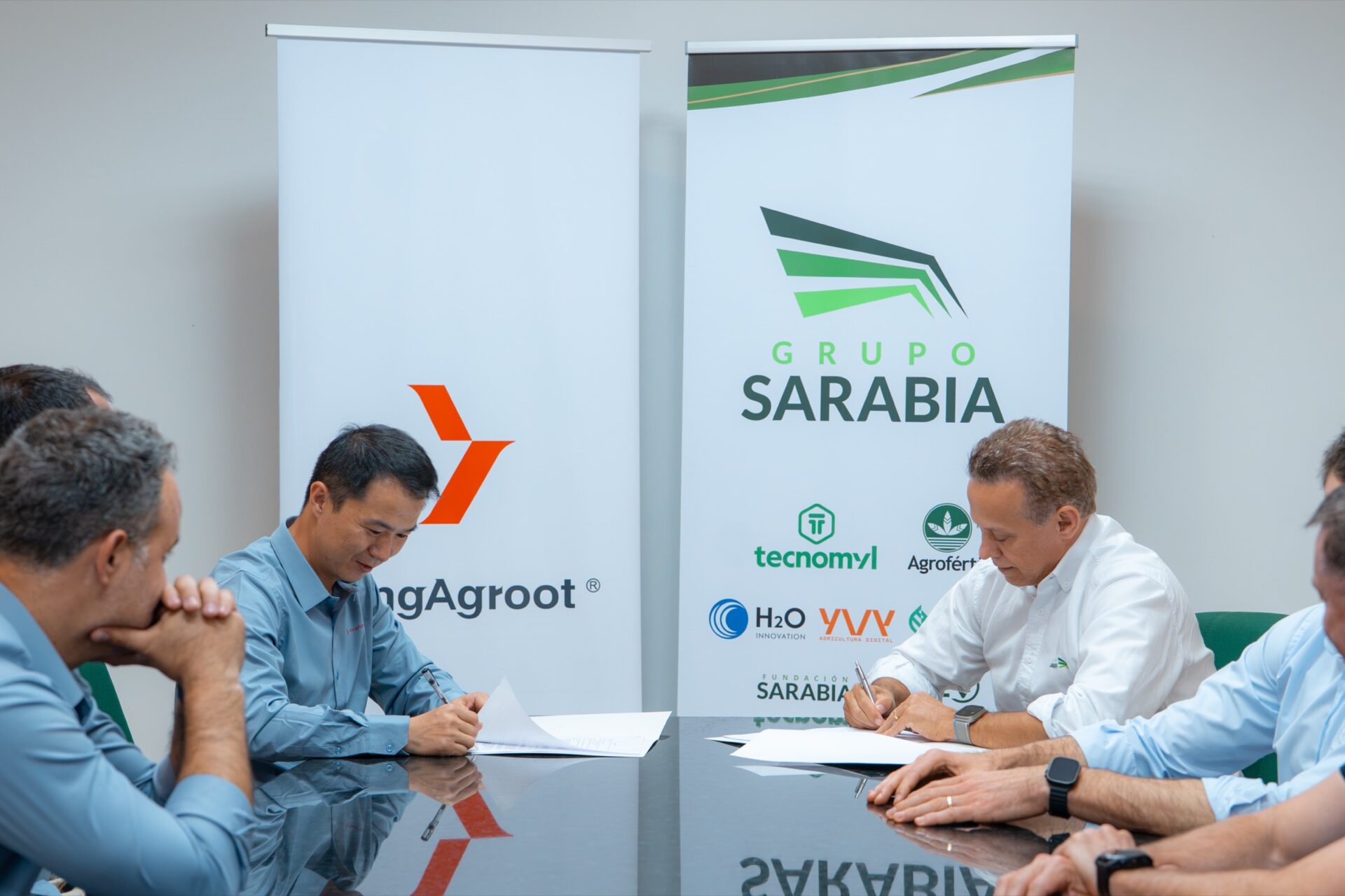 Paulo Sarabia y un representante de KingAgroot firman el acuerdo estratégico