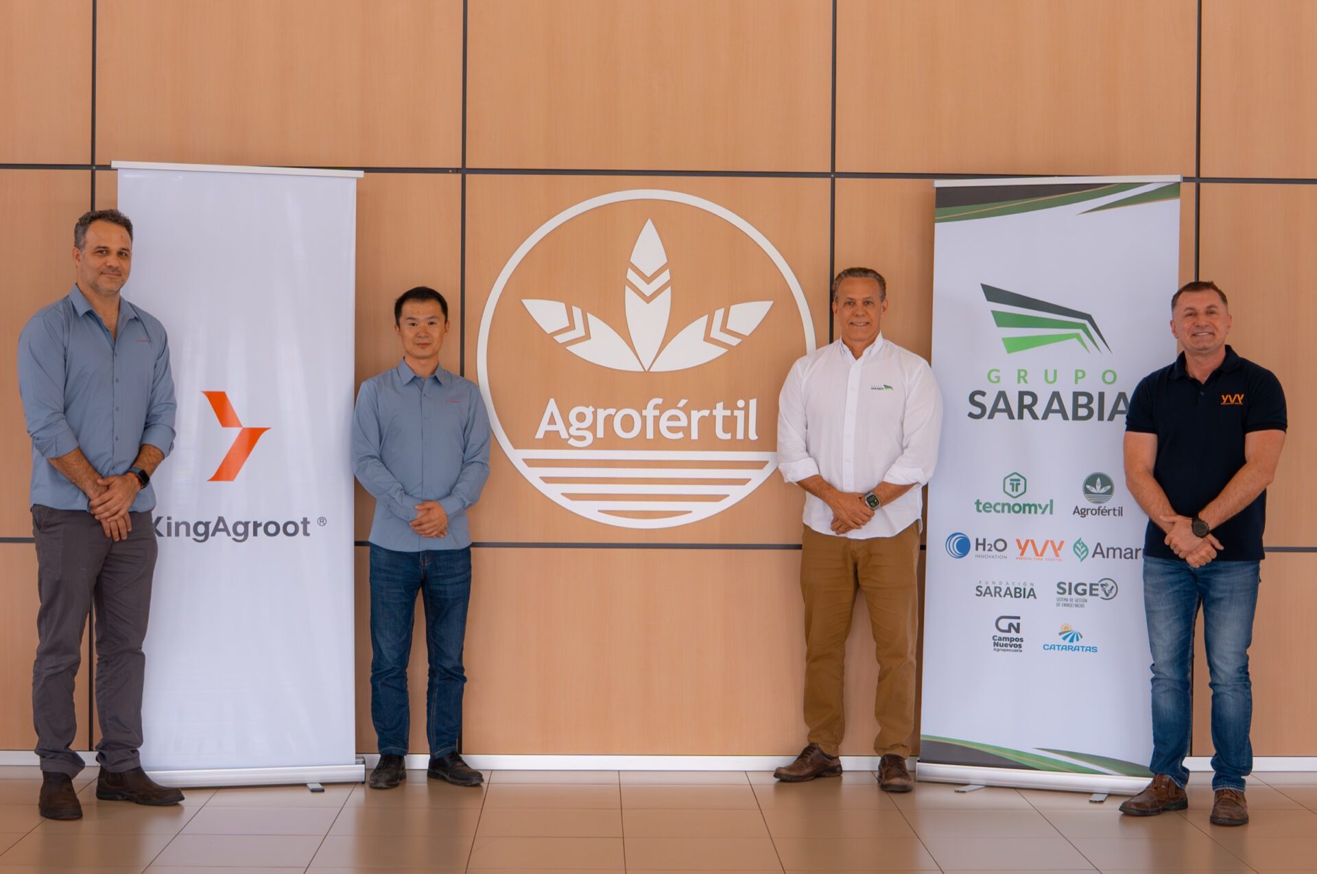 Equipos de KingAgroot y Grupo Sarabia reunidos en la sede de Agrofértil
